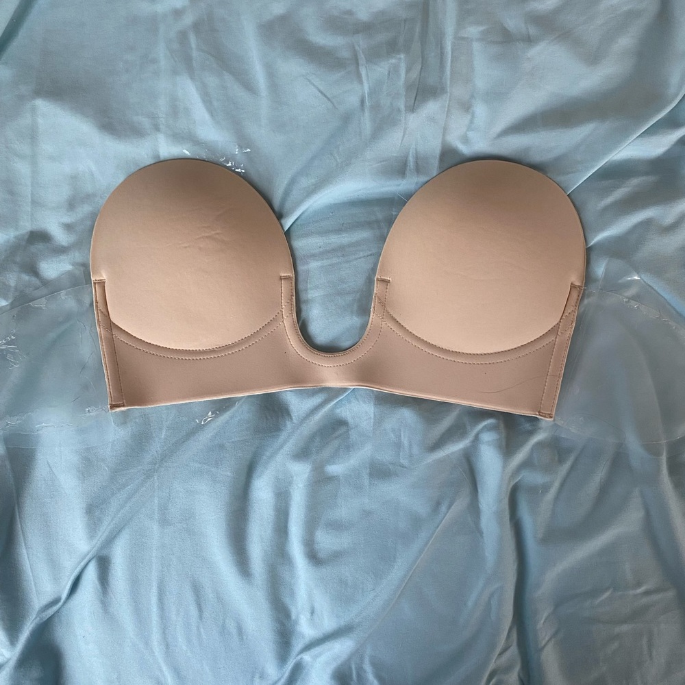 Adhesive backless plunge bra